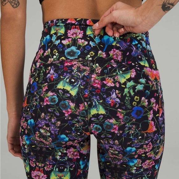 Lululemon Swift Speed High Rise Tight 28" Leggings
Flowerscope Black Multi Sz 4 - Picture 2 of 15